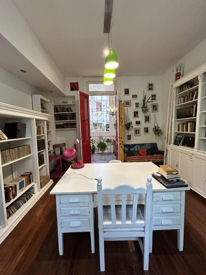 Casa en planta alta reciclada a nuevo de estilo artistico /  ideal para familia / estudio / emprendimientos - 320,78 m² - Barrio Abasto