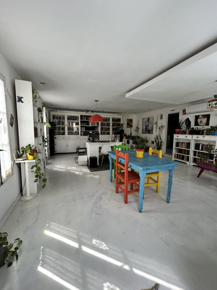 Casa en planta alta reciclada a nuevo de estilo artistico /  ideal para familia / estudio / emprendimientos - 320,78 m² - Barrio Abasto