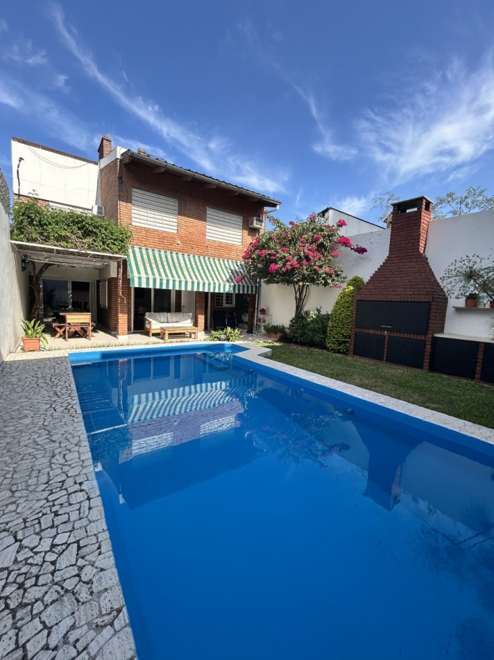 CASA AL FRENTE DESARROLLADA EN 2 PLANTAS 5 DORMITORIOS CON PISINA PARRILLERO COCHERA PARA 2 VEHICULOS 