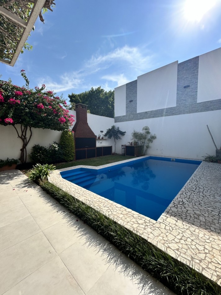 CASA AL FRENTE DESARROLLADA EN 2 PLANTAS 5 DORMITORIOS CON PISINA PARRILLERO COCHERA PARA 2 VEHICULOS 