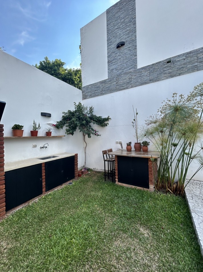 CASA AL FRENTE DESARROLLADA EN 2 PLANTAS 5 DORMITORIOS CON PISINA PARRILLERO COCHERA PARA 2 VEHICULOS 