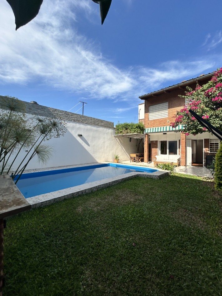 CASA AL FRENTE DESARROLLADA EN 2 PLANTAS 5 DORMITORIOS CON PISINA PARRILLERO COCHERA PARA 2 VEHICULOS 