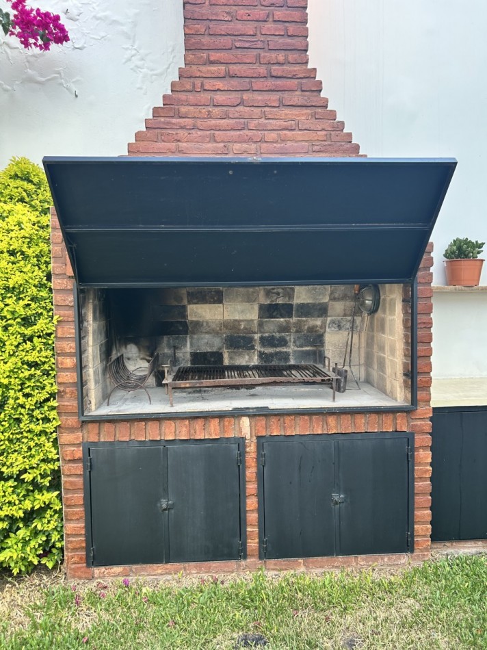 CASA AL FRENTE DESARROLLADA EN 2 PLANTAS 5 DORMITORIOS CON PISINA PARRILLERO COCHERA PARA 2 VEHICULOS 