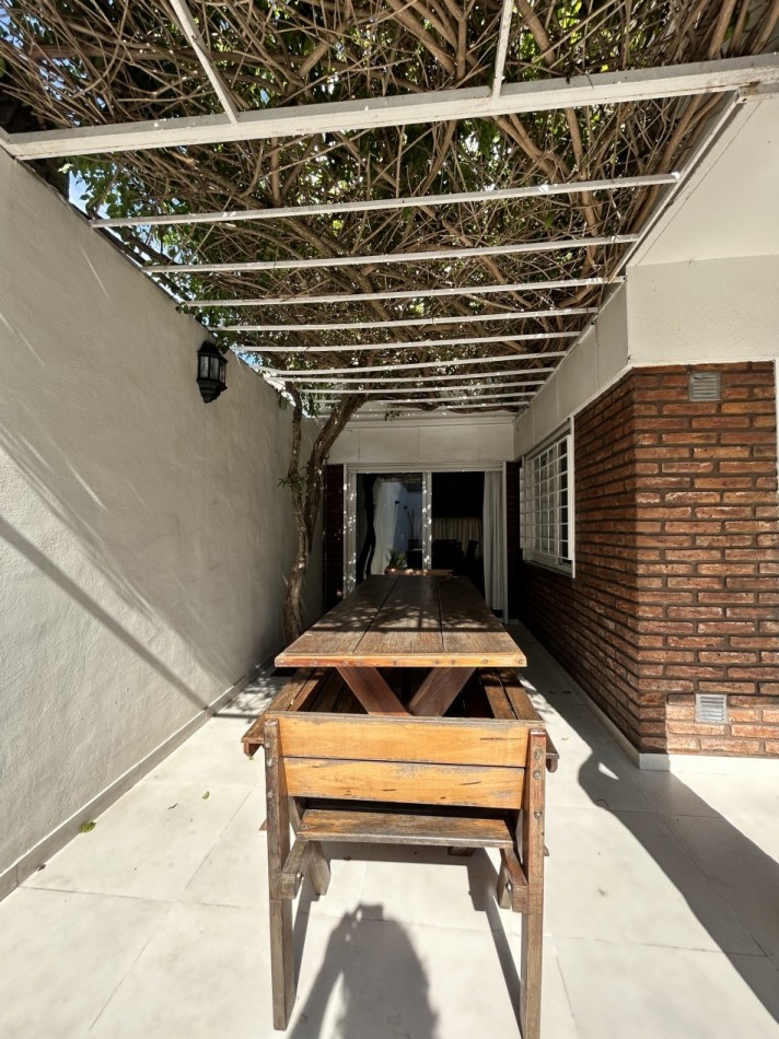 CASA AL FRENTE DESARROLLADA EN 2 PLANTAS 5 DORMITORIOS CON PISINA PARRILLERO COCHERA PARA 2 VEHICULOS 