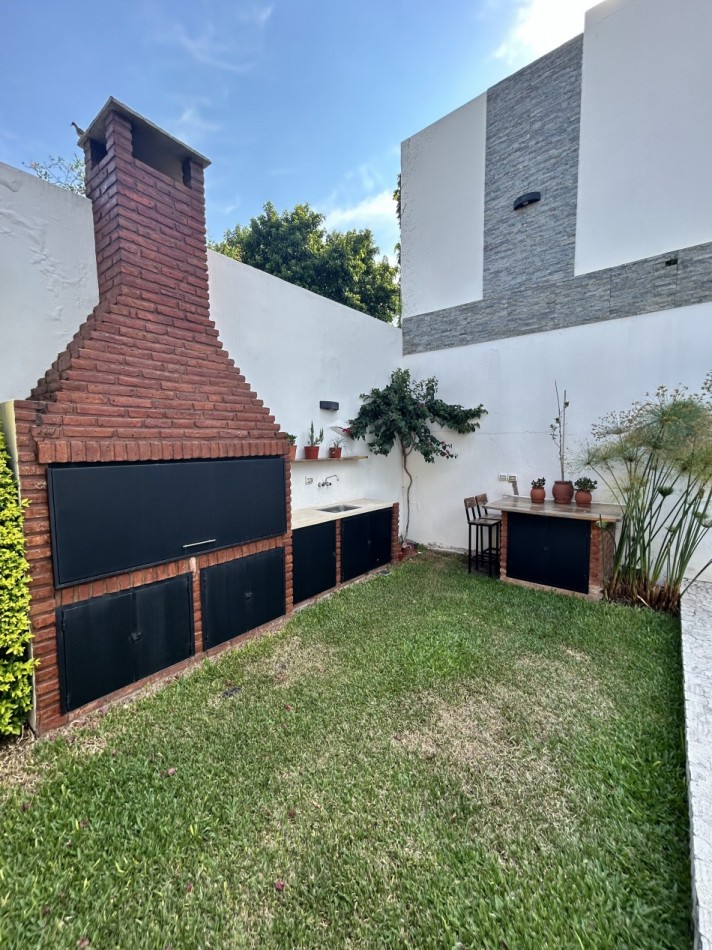 CASA AL FRENTE DESARROLLADA EN 2 PLANTAS 5 DORMITORIOS CON PISINA PARRILLERO COCHERA PARA 2 VEHICULOS 