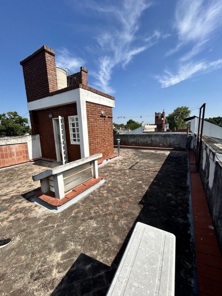 CASA AL FRENTE DESARROLLADA EN 2 PLANTAS 5 DORMITORIOS CON PISINA PARRILLERO COCHERA PARA 2 VEHICULOS 