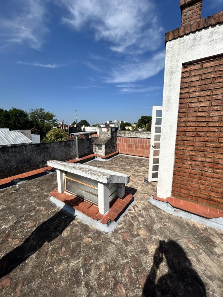 CASA AL FRENTE DESARROLLADA EN 2 PLANTAS 5 DORMITORIOS CON PISINA PARRILLERO COCHERA PARA 2 VEHICULOS 