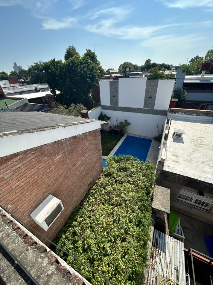 CASA AL FRENTE DESARROLLADA EN 2 PLANTAS 5 DORMITORIOS CON PISINA PARRILLERO COCHERA PARA 2 VEHICULOS 