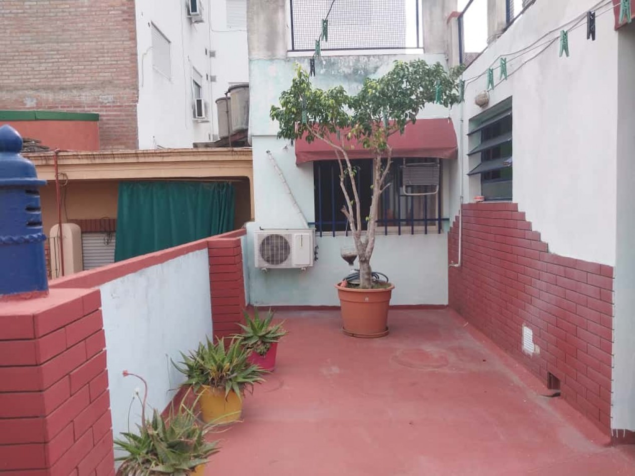 Departamento Interno de Pasillo sin expensas amplio 2 plantas patio terraza asador se aceptar permuta por inferior con patio zona centro