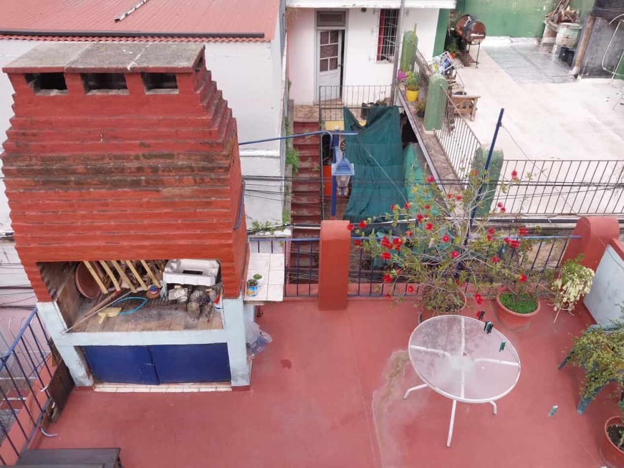 Departamento Interno de Pasillo sin expensas amplio 2 plantas patio terraza asador se aceptar permuta por inferior con patio zona centro
