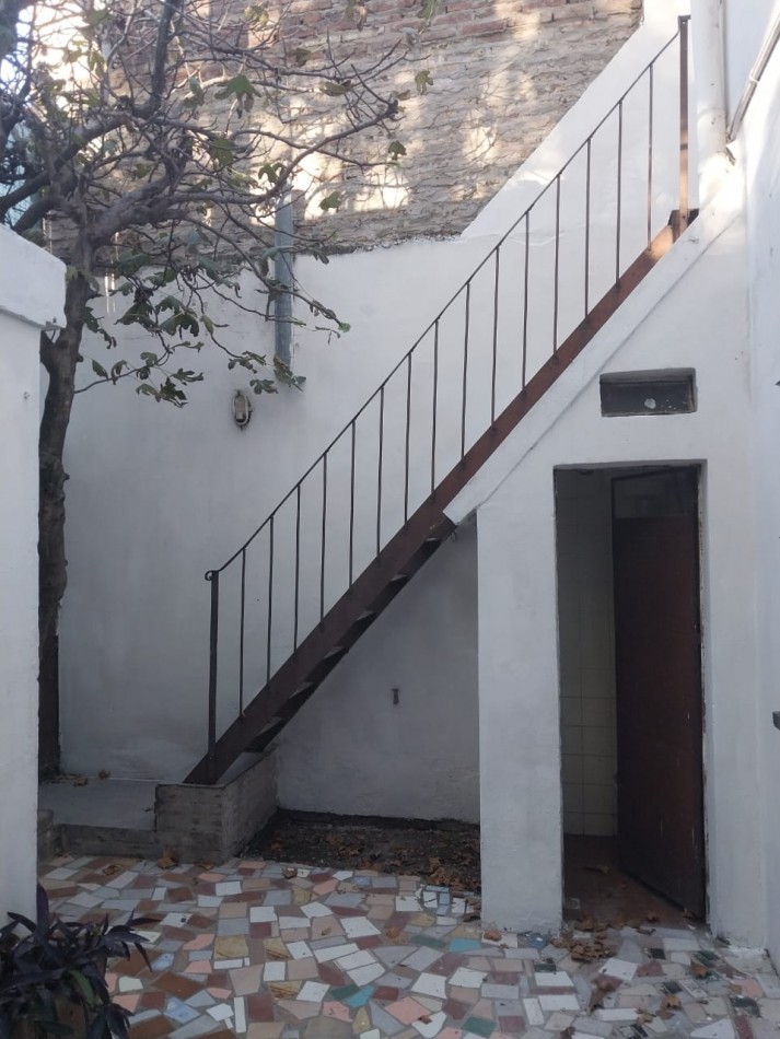 Casa al frente en 2 plantas con cochera 2 dormitorios patio y parrillero terraza Barrio Tablada