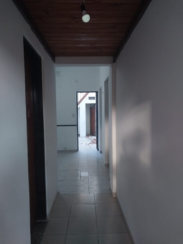 Casa al frente en 2 plantas con cochera 2 dormitorios patio y parrillero terraza Barrio Tablada