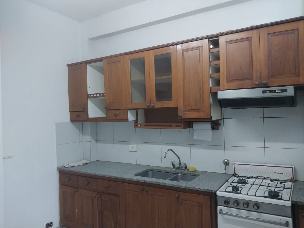 Casa al frente en 2 plantas con cochera 2 dormitorios patio y parrillero terraza Barrio Tablada