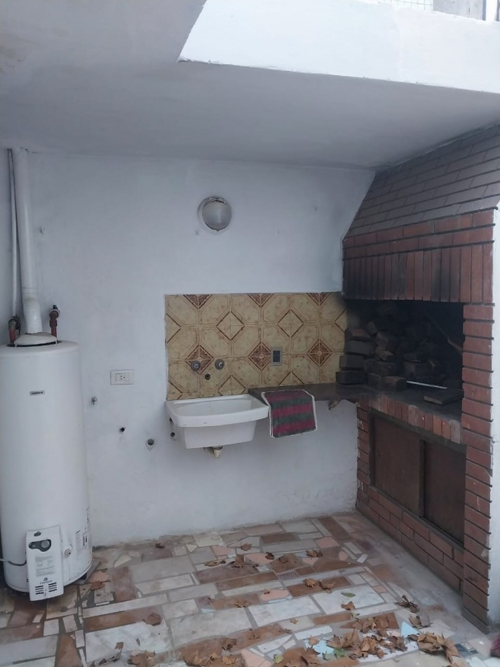 Casa al frente en 2 plantas con cochera 2 dormitorios patio y parrillero terraza Barrio Tablada