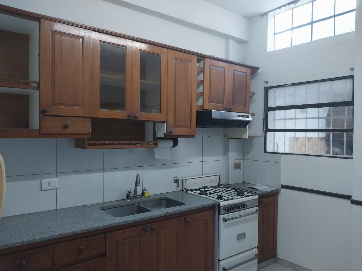 Casa al frente en 2 plantas con cochera 2 dormitorios patio y parrillero terraza Barrio Tablada