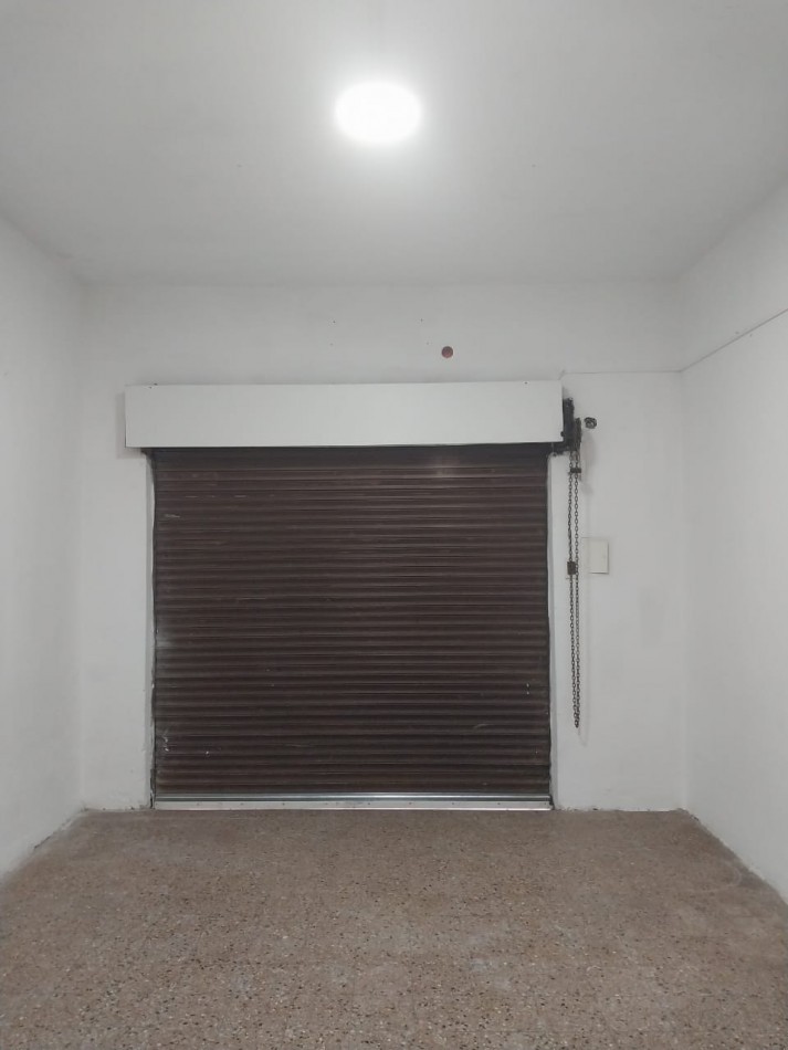 Casa al frente en 2 plantas con cochera 2 dormitorios patio y parrillero terraza Barrio Tablada