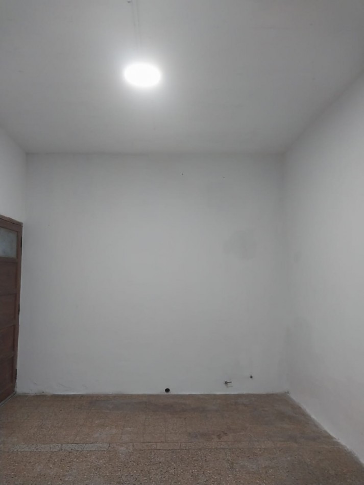 Casa al frente en 2 plantas con cochera 2 dormitorios patio y parrillero terraza Barrio Tablada