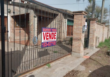 Casa al frente con cochera jardin parquizado 2 dormitorios / comodines excelente ubicacion