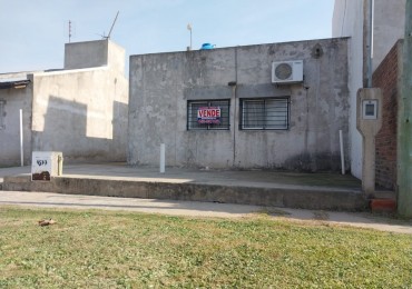 Casa al frente con cochera descubierta para 2 vehiculos de 2 dormitorios con parque  Barrio Parque Hab. Ibarlucea