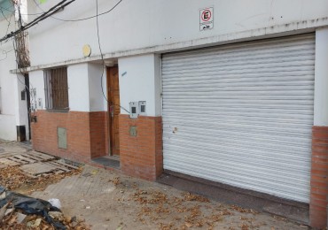 Casa al frente en 2 plantas con cochera 2 dormitorios patio y parrillero terraza Barrio Tablada