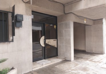 Departamento Semipiso al Frente 2 Dormitorios con Cochera Italia N°164  Valor Negociable