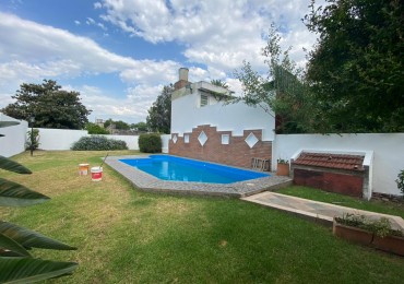 Casa al frente estilo Chalet en 2 plantas de con 3 Dormitorios cochera para 2 vehiculos Quincho y Piscina 