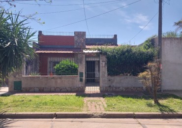 Casa al frente con retiro de jardin 2 ingresos 2 dormitorios patio y terraza posibilidad de ampliacion 