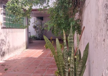 Casa Interna con pasillo Vehicular a posibilidad de remodelacion con cochera 2 dormitorios sin expensas 